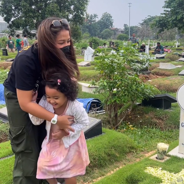 <p>"Kak Mutia, Gewa sayang. <em>Love</em>. Sehat selalu, ya. Tuhan memberkati," kata seorang netizen. "Ya Allah mewek lihatnya. Cuma bisa lihat Ayah dari foto," ujar netizen lain dengan emotikon sedih. (Foto: Instagram: @mutia_ayuu)</p>