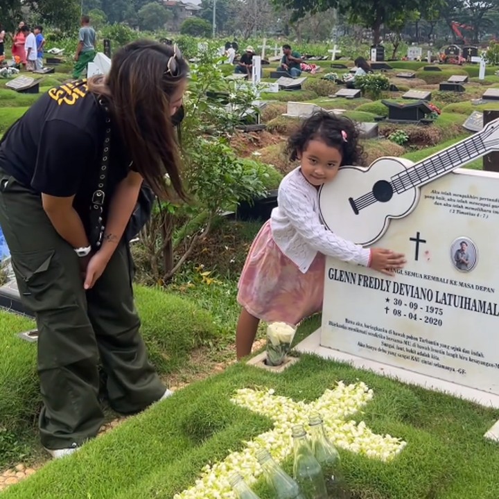 <p>Dalam video yang diunggah oleh Mutia Ayu, Gewa terlihat sangat ceria ketika mengunjungi peristirahatan Ayahnya. Beberapa kali, Si Kecil memeluk batu nisan dan mengecupnya penuh sayang. (Foto: Instagram: @mutia_ayuu)</p>
