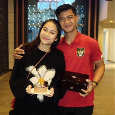 Biasa Pelukan, Arhan Perdana Tak Hampiri Azizah Salsha Usai Laga Timnas Indonesia