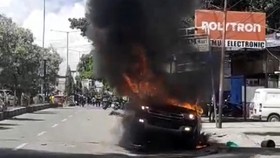 Polisi Ungkap Detik-detik Rusuh Iringan Jenazah Lukas Enembe