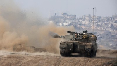 Sebuah tank Israel menembak ke arah Gaza, di tengah konflik yang sedang berlangsung antara Israel dan kelompok Islam Palestina Hamas, di perbatasan Israel-Gaza, di Israel selatan, 27 Desember 2023. Sebuah tank Israel menembak ke arah Gaza, di tengah konflik yang sedang berlangsung antara Israel dan kelompok Islam Palestina Hamas, di perbatasan Israel-Gaza, di Israel selatan, 27 Desember 2023. (REUTERS/Amir Cohen)