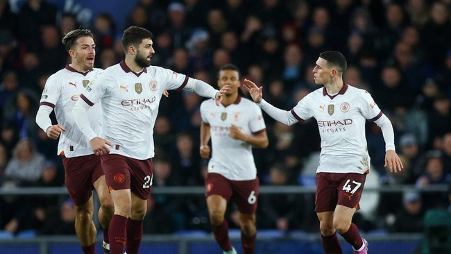 Manchester City, yang kebobolan satu gol pada babak pertama, bangkit dan mencetak tiga gol ke gawang Everton.