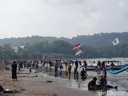 Gemuruh di Pangandaran Kala Fajar Datang