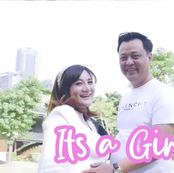 <p>Terakhir, ada Kiki Amalia yang baru saja menggelar intimate gender reveal bersama sang suami. Calon anak pertama Kiki yang akan lahir di awal tahun 2024 ternyata berjenis kelamin perempuan, Bunda. Ini merupakan kehamilan pertama kini dari pernikahan keduanya. Saat ini, Kiki menginjak usia 42 tahun lho. Semoga Kiki dan calon bayinya selalu diberi kesehatan ya Bunda. (Foto: Instagram: @kikiamaliaworld)</p>