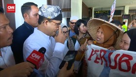VIDEO: Anies di Banyuwangi Disambut Karung Goni Bertuliskan Perubahan