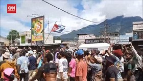 VIDEO: Bintang Kejora Iringi Arak-Arakan Jenazah Lukas Enembe