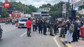 VIDEO: Ricuh Arak-arakan Jenazah Lukas Enembe, Kota Sentani Mencekam