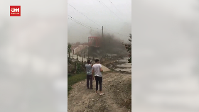 VIDEO: Banjir Bandang Hancurkan Jembatan di Argentina