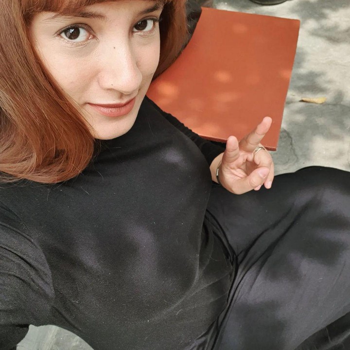 <p>Wanita berdarah Timur Tengah ini tampak semakin cantik di kehamilan pertamanya, Bunda. Ia mengaku menjadi lebih senang menggunakan pakaian seperti daster dan dress pada kehamilan ini.  "3 foto terakhir bajunya sama, maklum ya enak yang tinggal mbludhus bajunya," tulisnya. (Foto: Instagram: @qurrrotuayun)</p>