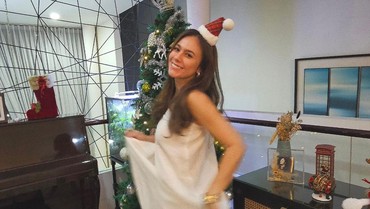 Beda Agama dengan Ibunda, 7 Potret Hangat Wulan Guritno Rayakan Natal Bersama Keluarga