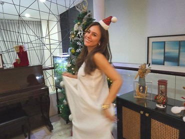 img-title Beda Agama dengan Ibunda, 7 Potret Hangat Wulan Guritno Rayakan Natal Bersama Keluarga