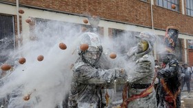 FOTO: Berlumur Tepung dan Telur dalam Festival Els Enfarinats