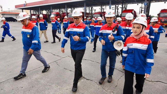 Wamen BUMN, Kartika Wirjoatmodjo didampingi jajaran direksi Pertamina melakukan kunjungan ke Integrated Terminal Jakarta (ITJ) di Plumpang, Jakarta Utara.