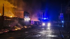 FOTO: Bangkai Mobil dan Bangunan Imbas Rusuh Iringan Jenazah Enembe