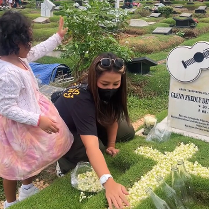 <p>"Ayah, kita kangen sama Ayah. Kangennya benar-benar kangennnnnn banget. Ayah, <em>we love you so much</em> @glennfredly309," tulis Mutia Ayu seraya menyisipkan emotikon hati berwarna putih. (Foto: Instagram: @mutia_ayuu)<br /><br /><br /></p>