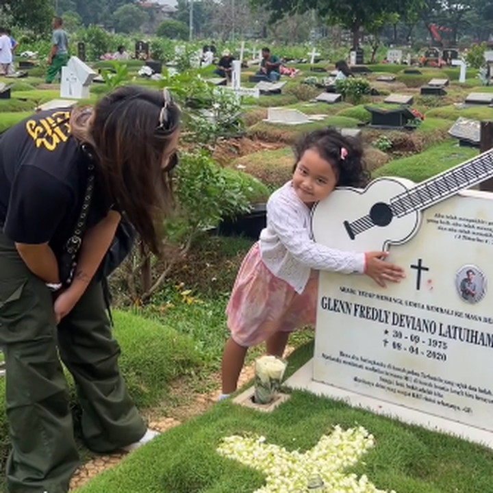 <p>Dalam video yang diunggah oleh Mutia Ayu, Gewa terlihat sangat ceria ketika mengunjungi peristirahatan Ayahnya. Beberapa kali, Si Kecil memeluk batu nisan dan mengecupnya penuh sayang. (Foto: Instagram: @mutia_ayuu)<br /><br /><br /></p>