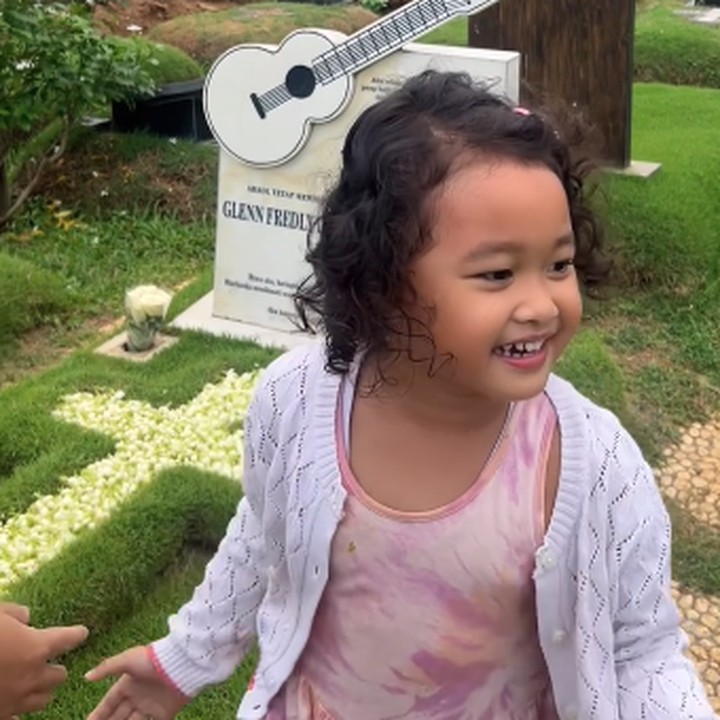 <p>"Kak Mutia, Gewa sayang. <em>Love</em>. Sehat selalu, ya. Tuhan memberkati," kata seorang netizen. "Ya Allah mewek lihatnya. Cuma bisa lihat Ayah dari foto," ujar netizen lain dengan emotikon sedih. (Foto: Instagram: @mutia_ayuu)</p>