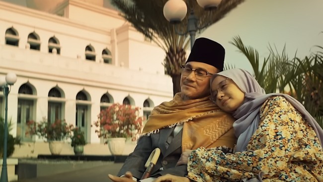 Review film Hamka & Siti Raham Vol. 2: Tak ada banyak eksplorasi atau variasi penulisan cerita kali ini, selain daripada saklek melanjutkan babak pertama.