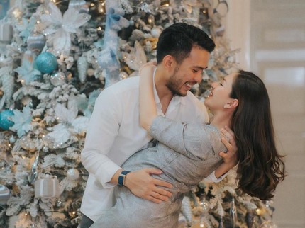 5 Potret Kebahagiaan Jessica Mila Rayakan Natal Pertama Sebagai Istri dan Calon Bunda