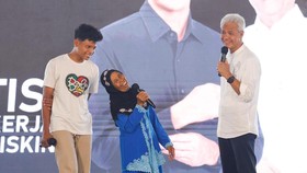 Ganjar 'Sentil' Ibu-ibu saat Kampanye di Wonogiri: Kok Klambine Biru?