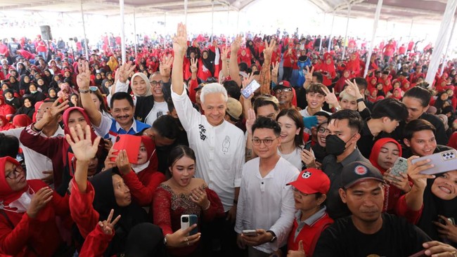Dalam pertemuan bersama petani di Demak, Jawa Tengah Selasa (2/1), Ganjar menyebut pertanyaan 'tetangganya' itu tak mengerti konteks.