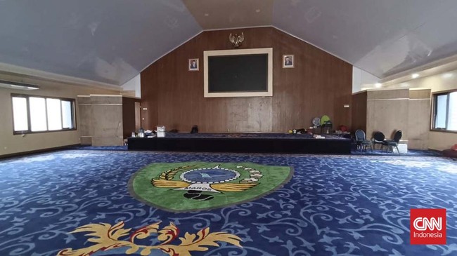 Pemerintah Kabupaten Maros mengadakan karpet baru yang didesain khusus dengan logo pemkab dengan anggaran Rp600 juta.