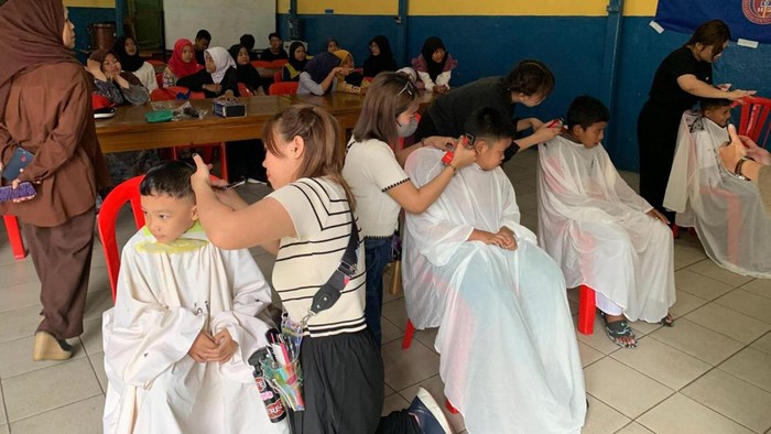 Menutup Tahun 2023, One Piece Hair Studio Berbagi Kebaikan Adakan Acara Potong Rambut di Yayasan Putra Nusa