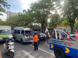 Hendak Jemput Pasien, Ambulans Tabrak Bus Trans Semanggi Surabaya