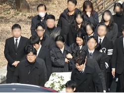 8 Momen Pemakaman Lee Sun Kyun Diwarnai Isak Tangis, Jeon Hye Jin Berurai Air Mata