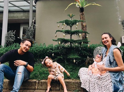 7 Potret Gaya Bunda Seleb Momong Dua Anak, Nadine Chandrawinata hingga Acha Sinaga