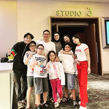 7 Potret Pasha Ungu Kumpul Bareng Ketujuh Anaknya, Kompak meski Beda ibu