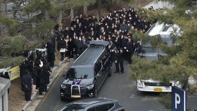 Sejumlah aktor dan sineas papan atas Korea Selatan ikut dalam iringan pelepasan Lee Sun-kyun bersama keluarga mendiang di Seoul, Jumat (29/12).