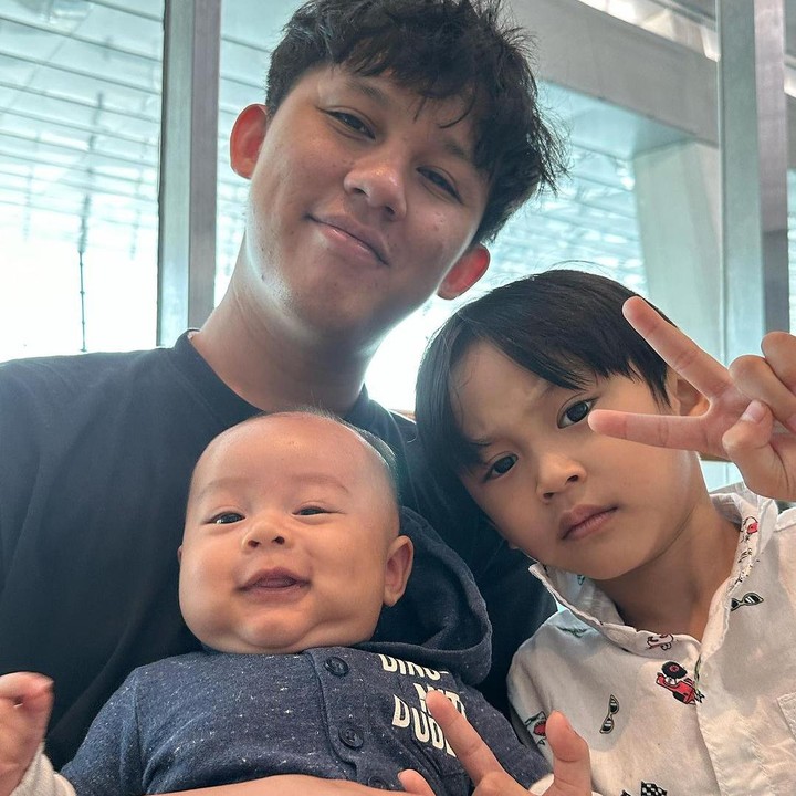 <p>"Jevin banget ini mah. Wes pas satu plek ketiplek Mama, satu plek ketiplek Papa," ungkap seorang netizen. "<em>So cute,</em> gemas bangettt," tulis netizen lain dengan emotikon hati. (Foto: Instagram: @rinni_w)</p>