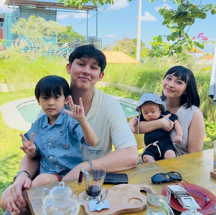 <p>Penyanyi cantik Rinni Wulandari menikah dengan Jevin Julian pada tahun 2017, Bunda. Setelah menikah, keduanya pun dikaruniai dua orang putra yang tampan. (Foto: Instagram: @rinni_w)</p>