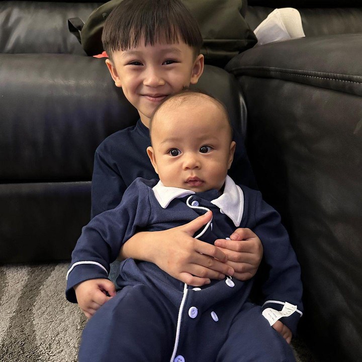 <p>Rinni sendiri kerap mengunggah potret Clef pada laman Instagram-nya. Ternyata, Clef sangat dekat dengan sang Kakak, lho. (Foto: Instagram: @clefkiora)</p>