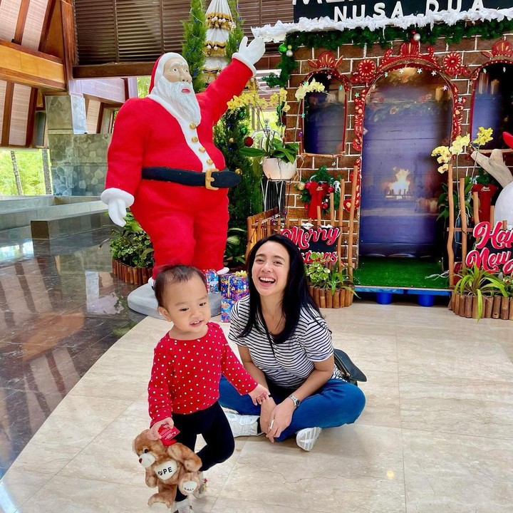 <p>Dea Ananda dikaruniai seorang putri cantik usai menikah dengan Ariel Nidji pada tahun 2009, Bunda. Bayi perempuannya ini diberi nama Sanne El Azhar. (Foto: Instagram: @dea_ananda)</p>