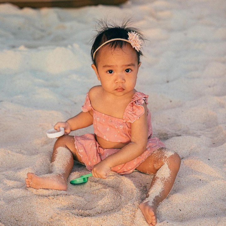 <p>Bermain pasir pun, Sanne terlihat fahionable dengan setelan baju crop top. Tak lupa bando bunga-bunga mempermanis tampilannya. Kecil-kecil kece banget ya, Bunda. (Foto: Instagram: @dea_ananda)</p>
