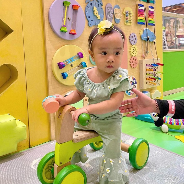 <p>"OMG celananya Sanne. Enggak kuat banget lihatnya cutbray," kata seorang netizen gemas. "Pinjam bajunya dong Sanneeee," kata netizen lainnya dengan emotikon hati. (Foto: Instagram: @dea_ananda)</p>