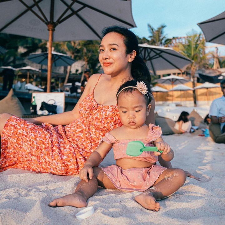 <p>Sejak dilahirkan, Dea sering mengunggah potret sang anak pada laman Instagram-nya. Netizen pun dibuat salah fokus dengan gaya berpakaian Sanne, nih. (Foto: Instagram: @dea_ananda)</p>