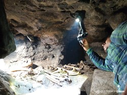 Arkeolog Ungkap Pemakaman Gua Orang Maya di Balik Batu