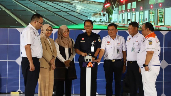 PT KAI berkomitmen mendukung kebijakan pemerintah menuju net zero emission (NZE) dengan melakukan implementasi PLTS di 40 stasiun dan 2 balai yasa.