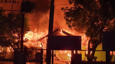 Rumah Dinas Kasi Korem 172/PWY Waena Jayapura menjadi salah satu objek pembakaran yang dilakukan oleh massa pengantar jenazah Lukas Enembe.