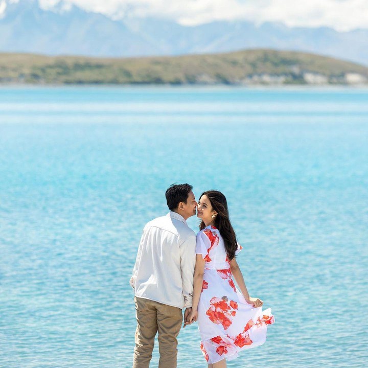 <p>Salah satu wisata alam yang jadi pilihan mereka adalah Danau Tekapo, yang miliki air berwarna biru cerah. Sabrina dan Belva juga berpose mesra di depan danau ini. Wah, romantis sekali ya, Bunda. (Foto: Instagram: @sabrinaanggraini)</p>
