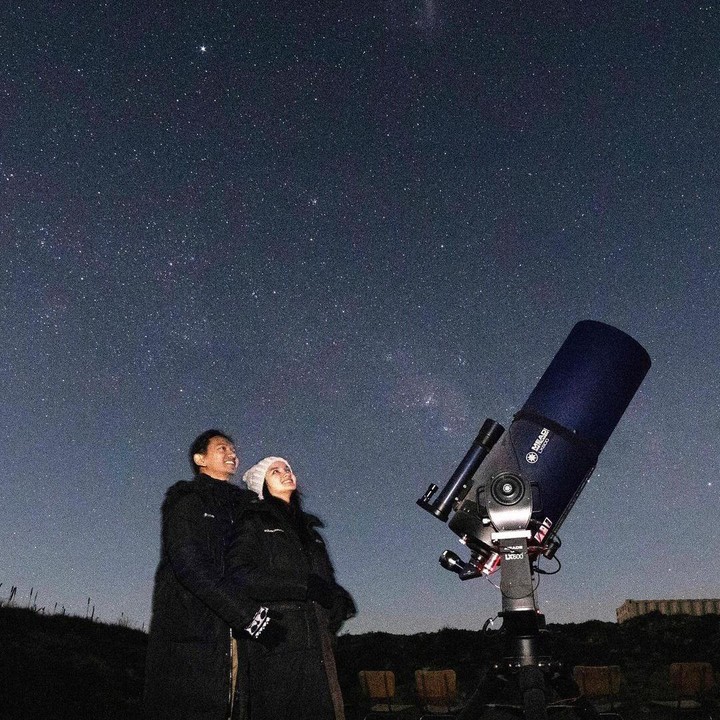 <p>Tak hanya nikmati indahnya Danau Tekapo, Sabrina dan Belva juga lakukan kegiatan stargazing. Keduanya tampak sangat bahagia saat berdiri di bawah kilauan cahaya bintang. (Foto: Instagram: @sabrinaanggraini)</p>