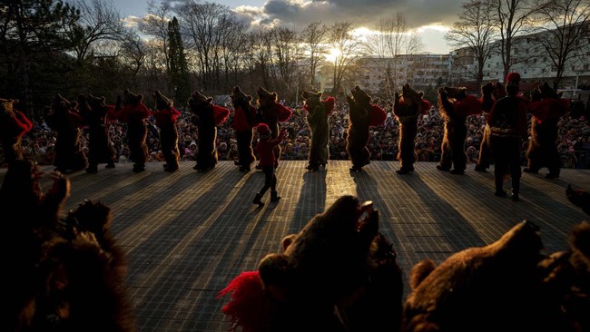 FOTO: Tradisi Tarian Beruang Sambut Tahun Baru di Rumania