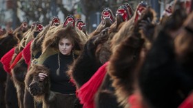 FOTO: Tradisi Tarian Beruang Sambut Tahun Baru di Rumania