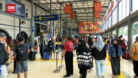 VIDEO: Hari Ini Puncak Arus Mudik Nataru Tahap 2 di Stasiun Senen