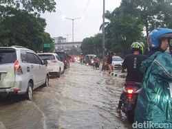 Ratu Dewa Instruksikan Camat Gotong Royong Bersihkan Saluran Air