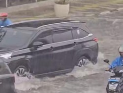 Jalan Jembatan Otista Bogor Banjir, Mobil-mobil Nyaris Terendam