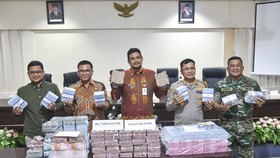 Bobby Pamer Uang Rp7,8 M yang Dikembalikan Kontraktor Lampu Pocong